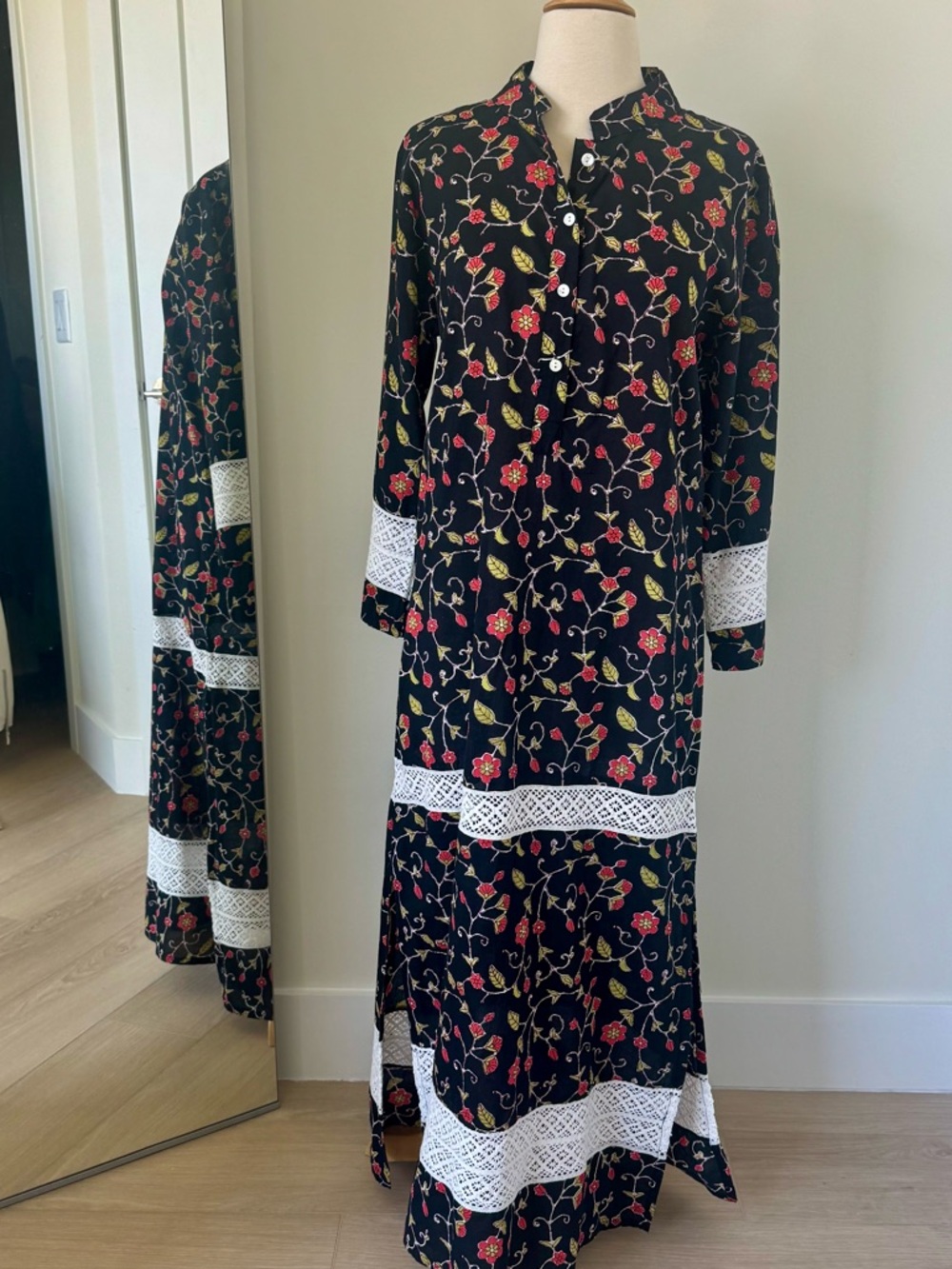 Julia Amory Marjorelle Print Long Dress size Med Black Floral with white